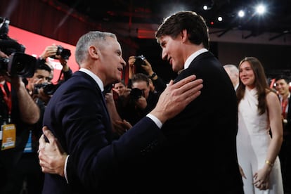 Mark Carney y Justin Trudeau tras el anuncio de los resultados del Partido Liberal. 