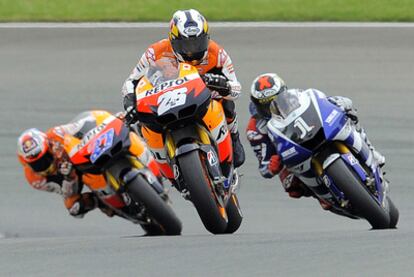 Pedrosa rueda por delante de Lorenzo y Stoner ayer en el Gran Premio de Alemania.