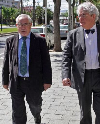 Lluís Miquel Pérez, a la izquierda, dirigiéndose al juzgado con su abogado para declarar por el 'caso Shirota'.