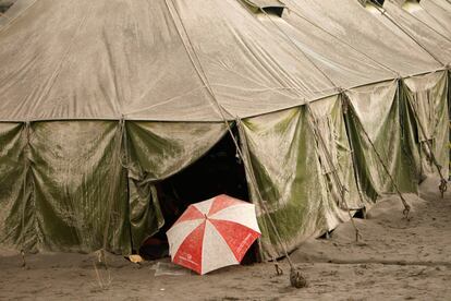 Un paraguas, a las puertas de unas tiendas en un campamento de afectados por la erupción del volcán Merapi.