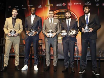 De Colo (CSKA), Ekpe Udoh (Fenerbahce), Bogdan Bogdanovic (Fenerbahce), Sergio Llull (Real Madrid) y Georgios Printezis (Olympiacos), durante la ceremonia de entrega de los premios de la Euroliga