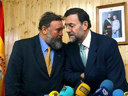 El vicepresidente Mariano Rajoy habla con el consejero de Pesca de la Xunta, Enrique López Veiga, ayer en Caión.