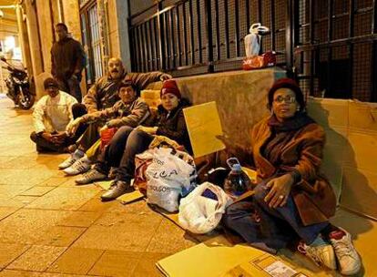 Marta se prepara para pasar la noche en la cola, frente al Registro Civil Central. Son las once.