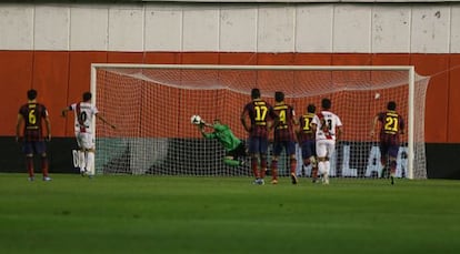 Vald&eacute;s detenie un penalti a Trashorras. 