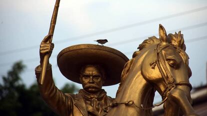 Estatua de Emiliano Zapata en la entrada de la ex hacienda de Chinameca, sitio donde fue asesinado. 