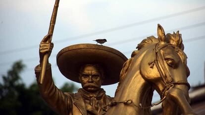 Estatua de Emiliano Zapata en la entrada de la ex hacienda de Chinameca, sitio donde fue asesinado.