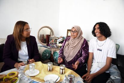 La diputada Farida Amrani visitando una familia del barrio de Parc aux lièvres.