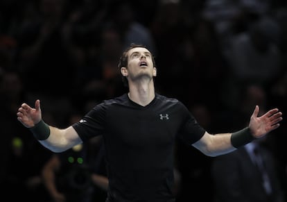 El tenista británico Andy Murray celebra su victoria ante el canadiense Milos Raonic en las semifinales del ATP World Tour en Londres, en 2016.
