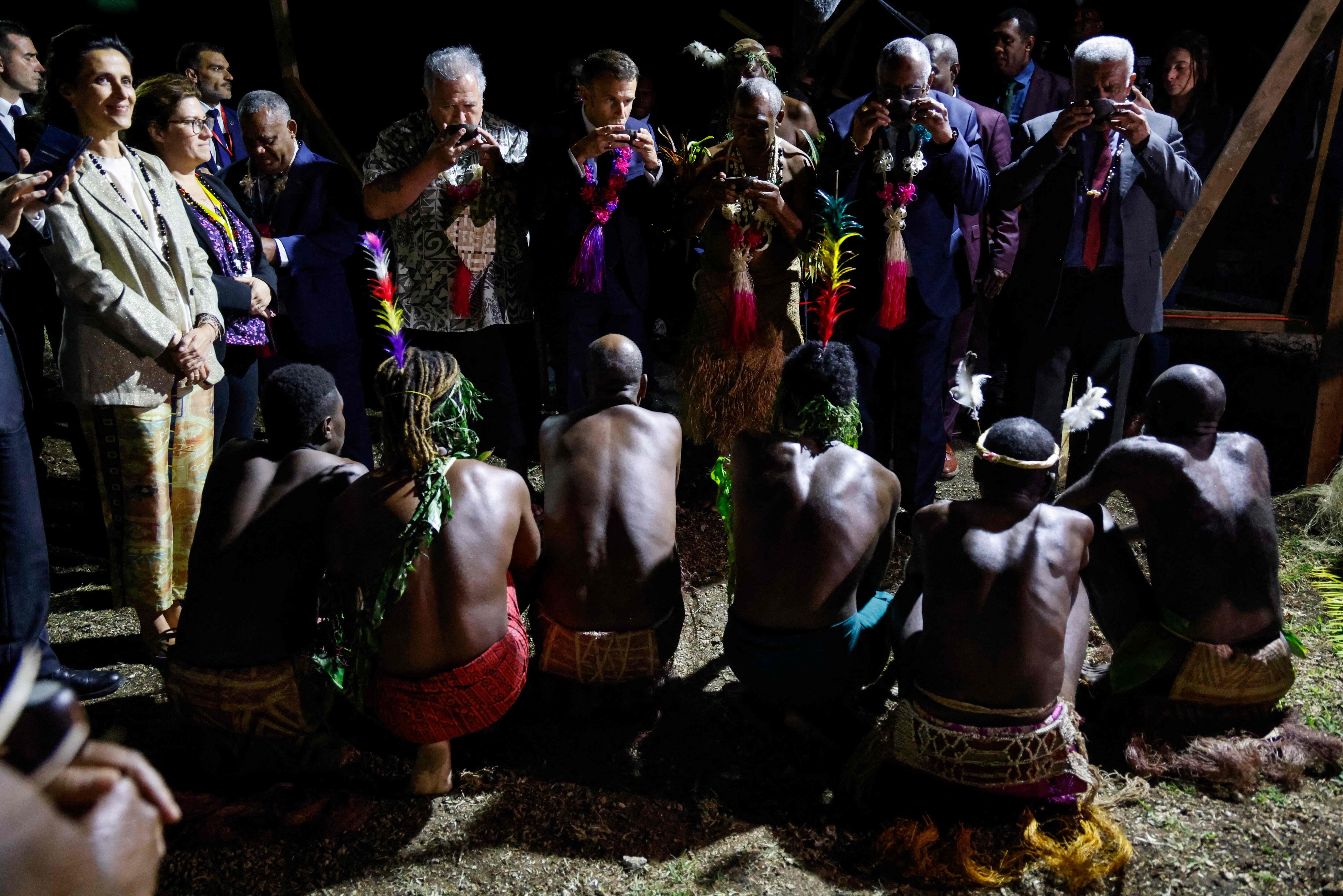 Emmanuel Macron (centro), en un festival en Port Vila (Vanuatu), este jueves. 