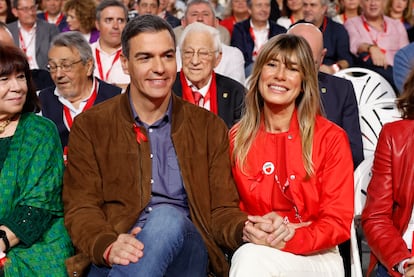 El presidente del Gobierno, Pedro Sánchez, junto a su esposa, Begoña Gómez (d), durante el 41 Congreso Federal del PSOE en Sevilla.