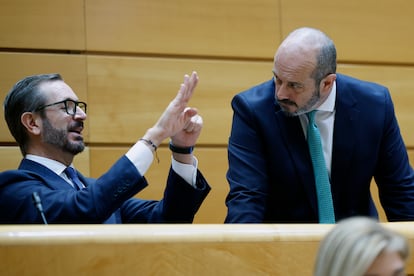 El presidente del Senado, Pedro Rollán, y el senador Javier Maroto, ambos del PP, en la Cámara alta en una sesión en noviembre.