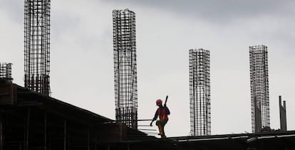 Un empleado de la construcción en Yakarta (Indonesia).