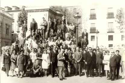 Los profesionales de Elzaburu celebran el centenario de la firma en 1965 junto al Casón del Buen Retiro y el Museo del Prado en Madrid.