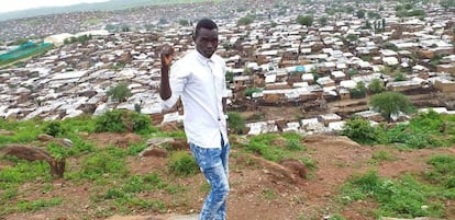 Amir muestra el campamento de refugiados donde vivió de 2016 a 2020, en Sortoni, Darfur.