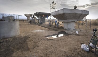 Los decorados fueron desmontados, y todos los elementos de construcción, reciclados, sin dejar rastro del montaje en el paisaje.