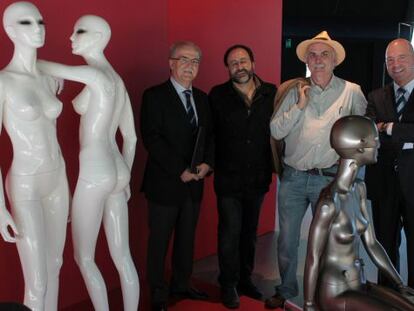 Desde la izquierda el presidente de Ibermatica, José Luis Larrea; el naturalista Luis Miguel Domínguez; Eudald Carbonell, codirector de las excavaciones de Atapuerca, y el director general de la compañía, Joseba Ruiz Alegría.