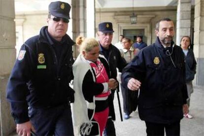 La policía traslada a la madre de la niña tras prestar declaración judicial por su implicación en la muerte de Gaspar García.