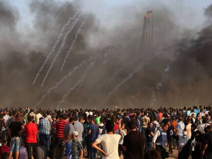 Manifestantes palestinos reaccionan al lanzamiento de gases lacrimógenos.