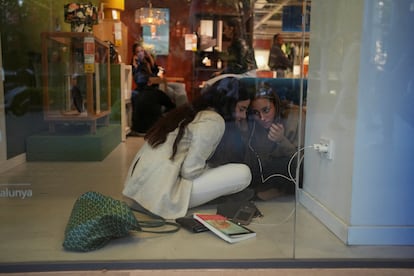 Dos mujeres usan el wifi y la electricidad de Ikea en Barcelona durante el apagón.