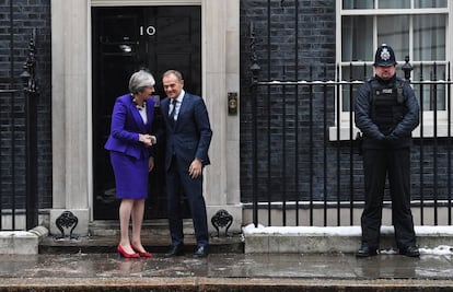 Theresa May da la bienvenida al presidente del Consejo Europeo, Donald Tusk, a su llegada a la residencia oficial de la mandataria británica, en Londres (Reino Unido) el 1 de marzo de 2018.