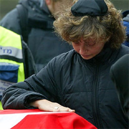 Una judía llora sobre el ataúd de una víctima del atentado de Estambul.