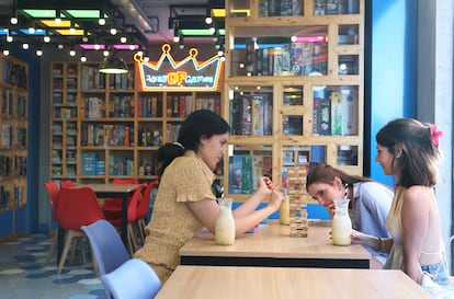 Unas chicas juegan en Six Board Game Cafe, especializado en juegos de mesa, en Madrid.
