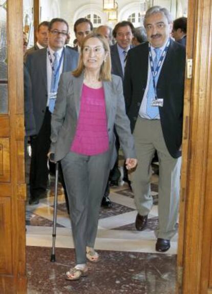 La ministra de Fomento, Ana Pastor (c), acompañada por el portavoz del PP en la Comisión de Fomento, Andrés Ayala (d). EFE/Archivo