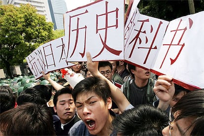 Manifestantes chinos exhiben en Shanghai pancartas contra los nuevos manuales escolares de historia japonesa.