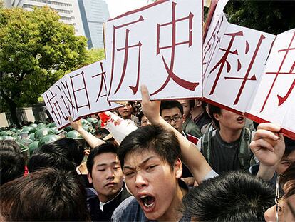 Manifestantes chinos exhiben en Shanghai pancartas contra los nuevos manuales escolares de historia japonesa.