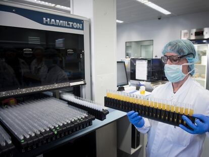 Trabajador de los laboratorios Grifols, en Parets del Vallés, Barcelona.