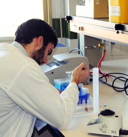 Javier Borrego en el laboratorio.