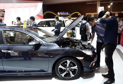 Un modelo de BMW en el expositor de la marca en el Sal&oacute;n de Indonesia