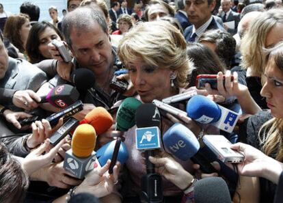 La presidenta de Madrid, Esperanza Aguirre, atiende a los periodistas en la sede de la Puerta del Sol.