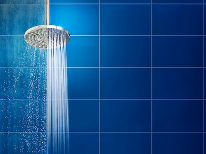 Cada vez hay más papeles pintados y vinilos para ambientes húmedos totalmente impermeables y que se pueden instalar en la zona de la ducha.
