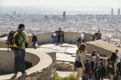 La zona d'emplaçament de les bateries del Turó de la Rovira plena de turistes i passejants.