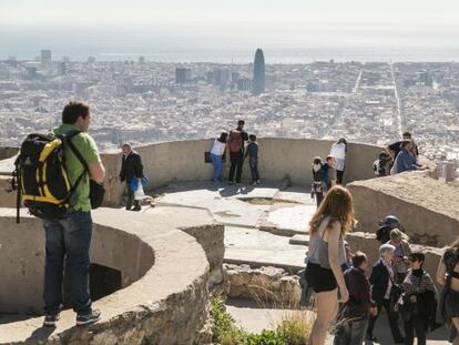 La zona d'emplaçament de les bateries del Turó de la Rovira plena de turistes i passejants.