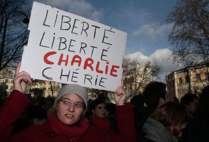 'Libertad, libertad, querido Charlie', dice el cartel de esta mujer que ha formado parte de la marcha de París en homenaje a las 17 víctimas de la matanza en Francia.