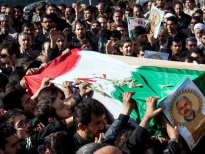 Un grupo de iran&iacute;es porta el f&eacute;retro de Hassan Shateri, asesinado en Siria el pasado mi&eacute;rcoles. 
