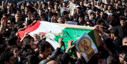 Un grupo de iran&iacute;es porta el f&eacute;retro de Hassan Shateri, asesinado en Siria el pasado mi&eacute;rcoles. 