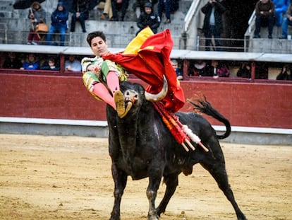 Miguel Maestro sufrió una aparatosa voltereta sin consecuencias.