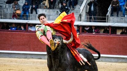 Miguel Maestro sufrió una aparatosa voltereta sin consecuencias.