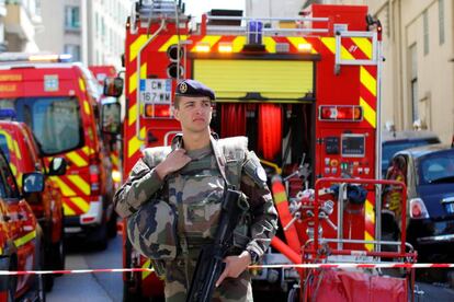 Un soldado vigila los alrededores de la vivienda en Marsella donde viv&iacute;an los presuntos terroristas