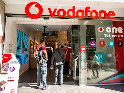 Clientes a las puertas de una tienda de Vodafone, en Barcelona.