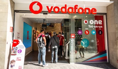 Clientes a las puertas de una tienda de Vodafone, en Barcelona.