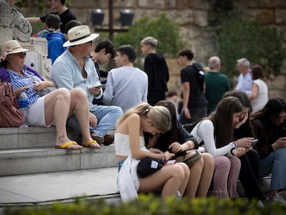 Varias personas en Sevilla, este lunes.