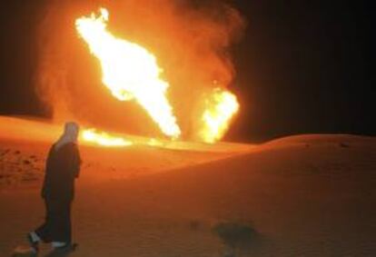 Imagen de archivo de la explosión en un gasoducto en Al-Arish, en el norte del Sinaí, Egipto, el 10 de noviembre de 2011. Una explosión se registró hoy, domingo 22 de julio de 2012, en un punto cercano a la diversificación de un gasoducto hacia Israel y Jordania, según informaron medios de comunicación locales.