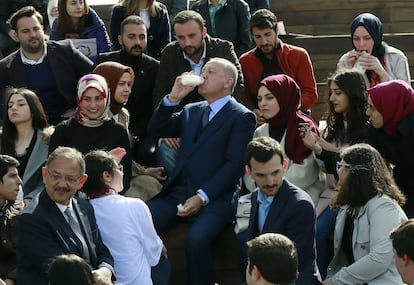 El presidente turco Recep Tayyip Erdogan, toma ayran, una bebida de yogur tradicional, después de un encuentro con estudiantes en Ankara.