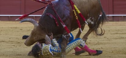 Momento de la cogida de G&oacute;mez del Pilar por su primer toro.