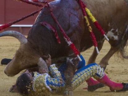 Momento de la cogida de G&oacute;mez del Pilar por su primer toro.