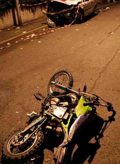 La moto, en la que iban los adolescentes, tras el accidente el domingo.